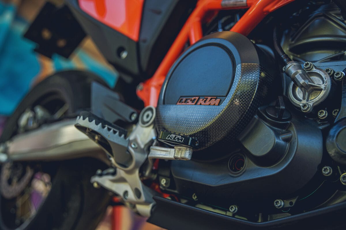 Nova supermoto da KTM espiada durante testes; estreia pode ser na EICMA