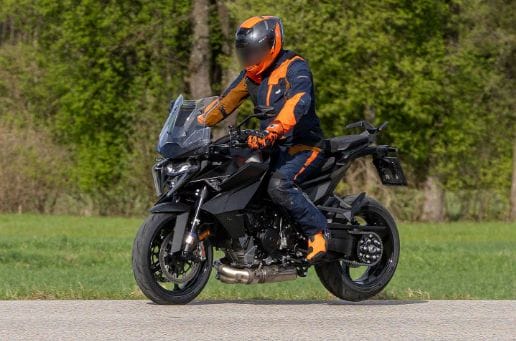 2025年モデルの新型KTM 1390スーパーデュークGTがテスト中に捉えられました。 - Motociclismo