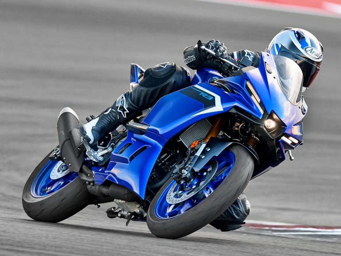 Nova Yamaha YZF-R3 2025: Design renovado, com asas aerodinâmicas