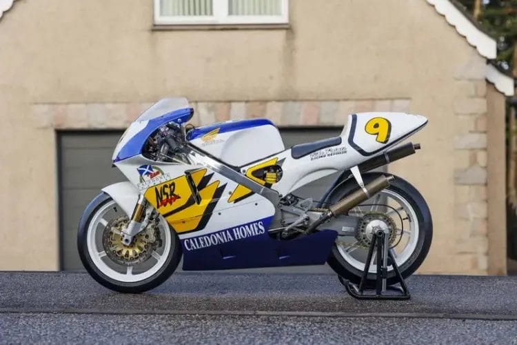 Lendária Honda NSR500VF, uma de 20 apenas, à venda por valor astronómico