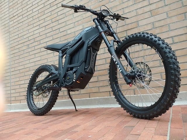 Talaria Sting Mx W Une Moto Lectrique Tout Terrain L Gante Et L G Re Qui R Volutionne Le