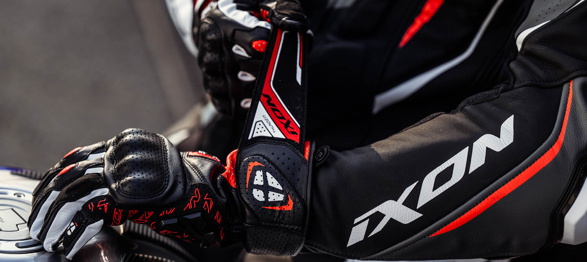 2023年モデル 車・バイク・自転車 Alpinestars バイク用グローブ 黒/赤/白